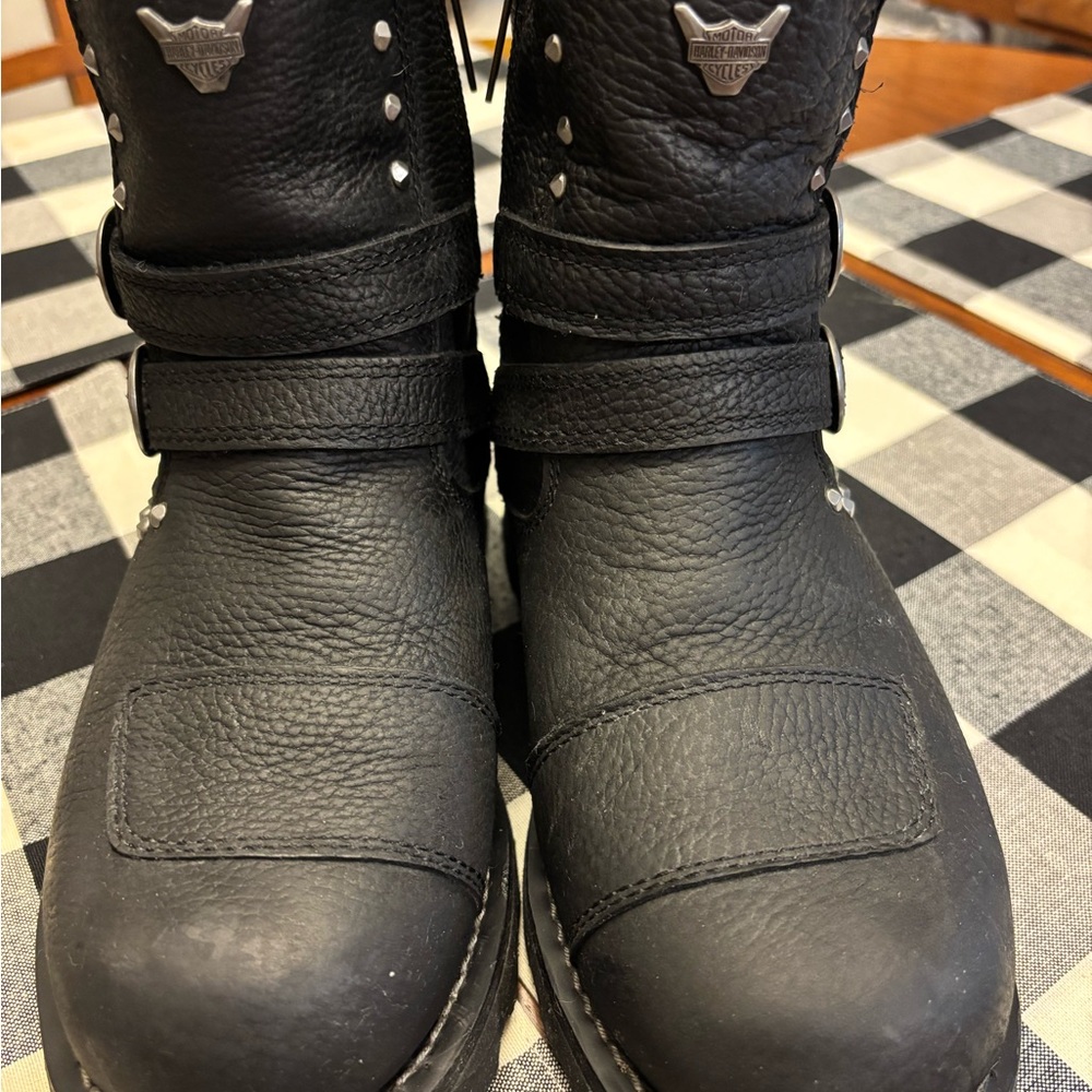 Women’s HD riding boots. Slip on very soft and comfy. Size 6 waterproof boot
